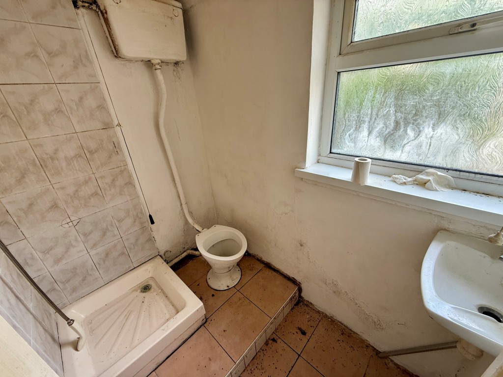 Lot: 140 - DOUBLE FRONTED HOUSE IN NEED OF REFURBISHMENT - Downstairs shower room with W.C.